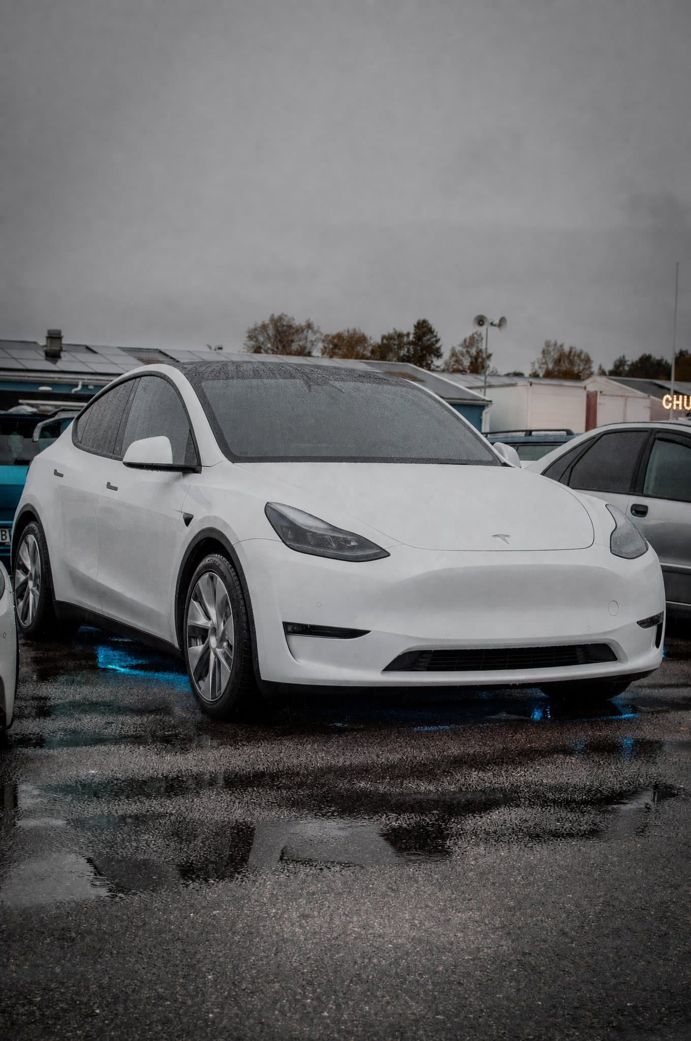 Victors Tesla Model Y i vitt standardutförande, före ombyggnationen hos Dala AutoVision