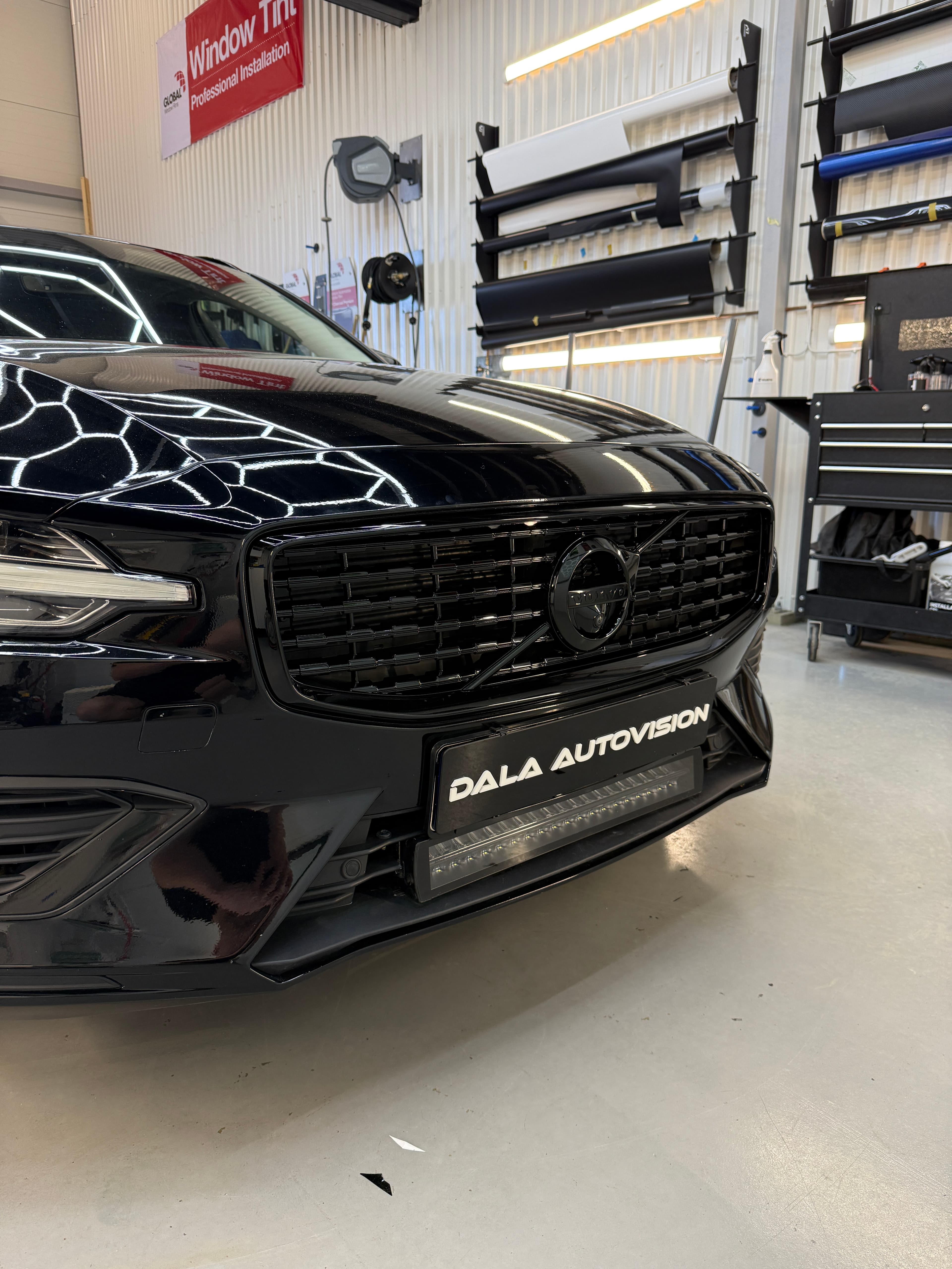 Volvo-front efter chrome delete på grill