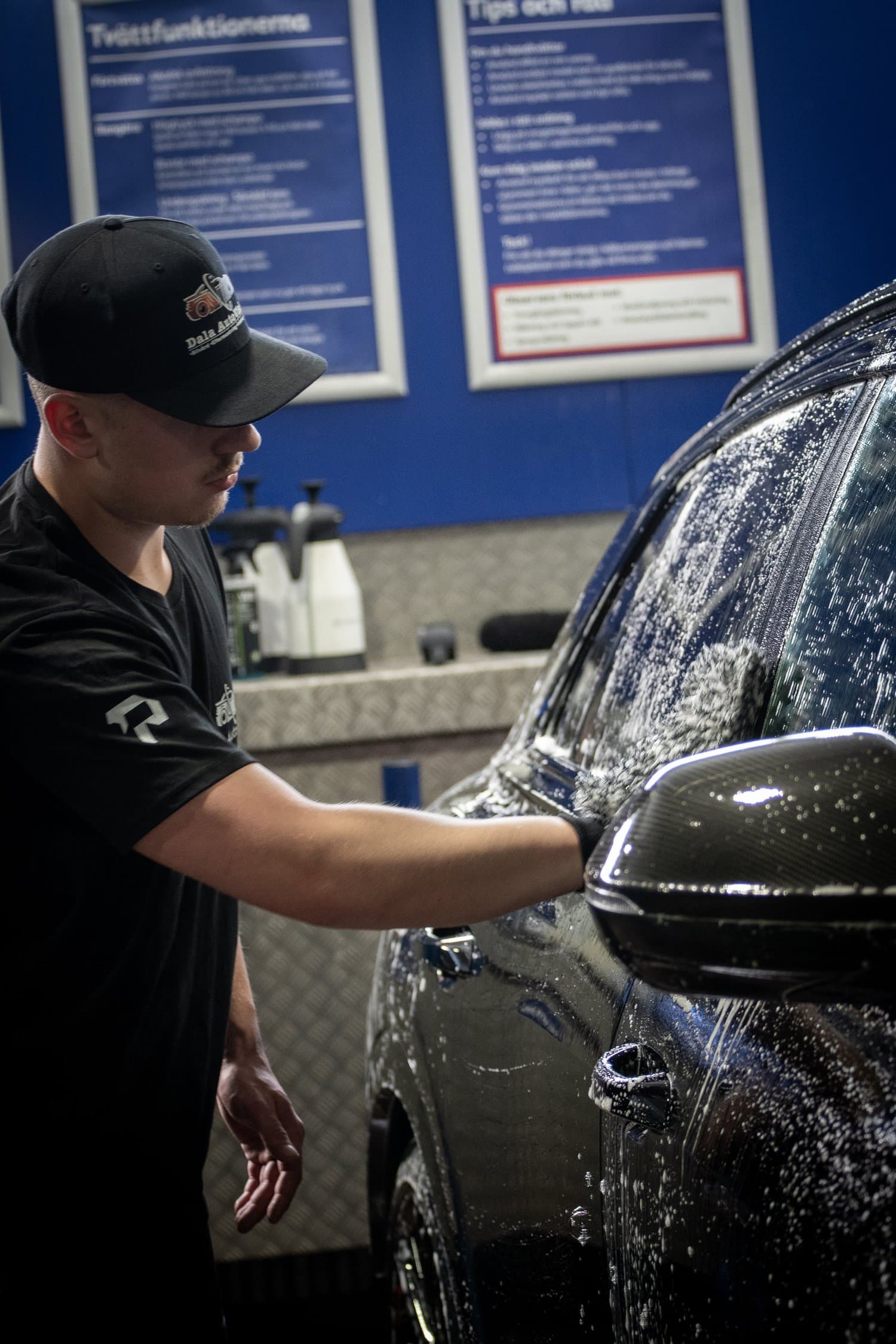 Victor handtvättar en bil hos Dala AutoVision i Borlänge